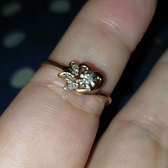 Vintage gold and diamond heart ring size 8 smoke free home - Picture 3 of 7